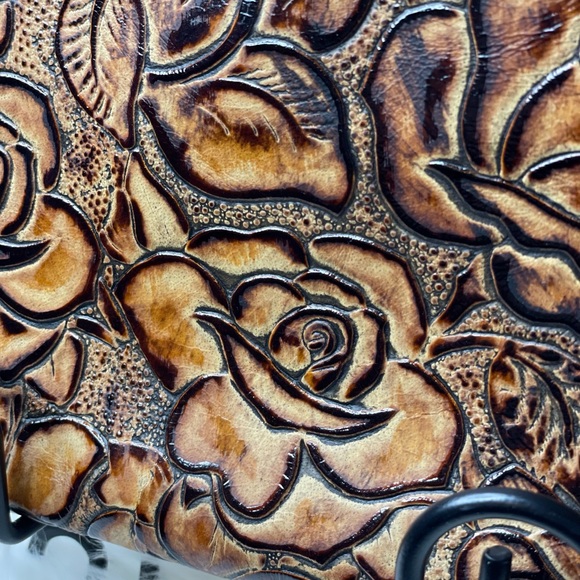 Cowhide brown Wristlet in embossed rose design, detachable strap, zippered - Picture 4 of 11